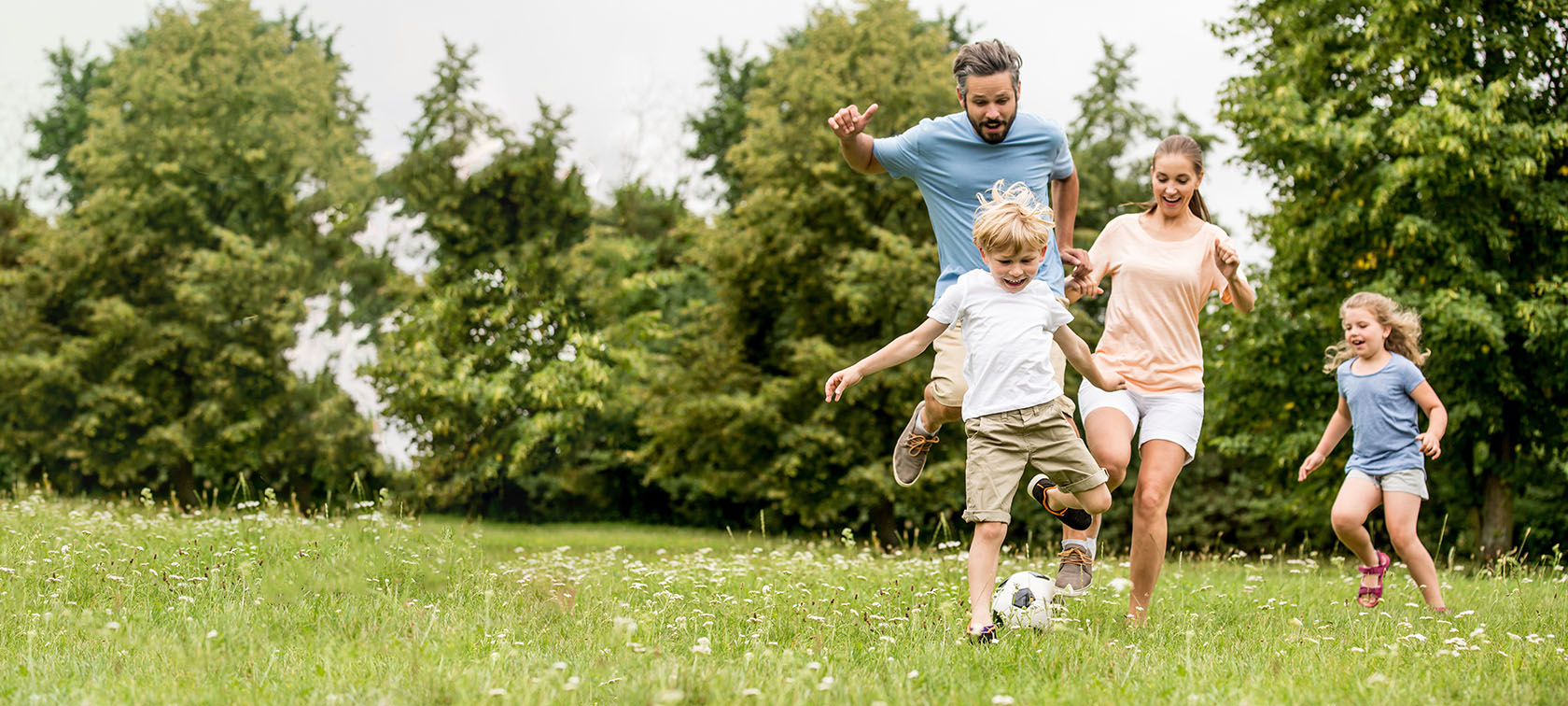 Familie spielt draussen Fussball Familie spielt draussen Fussball.