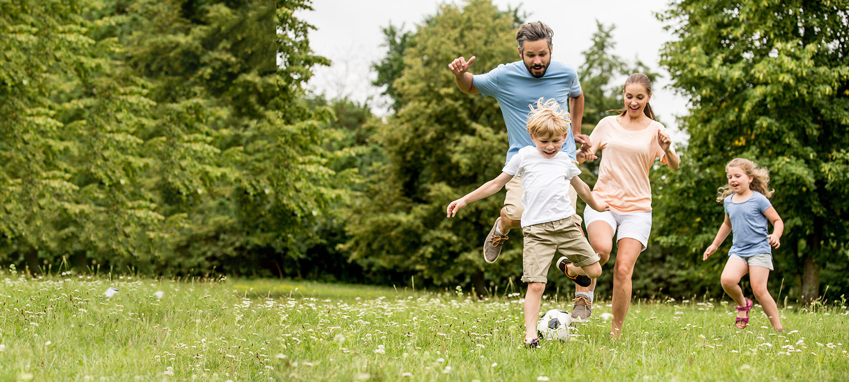 Familie spielt draussen Fussball Familie spielt draussen Fussball.