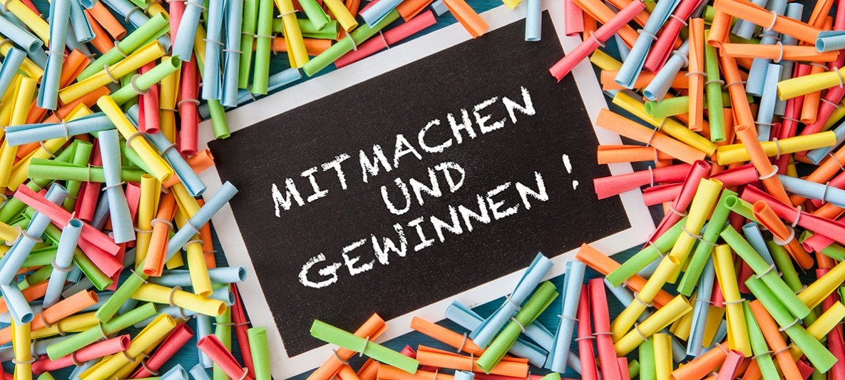 Tombolalose und Schild Viele Tombolalose und ein Schild mit dem Text "Mitmachen und Gewinnen"