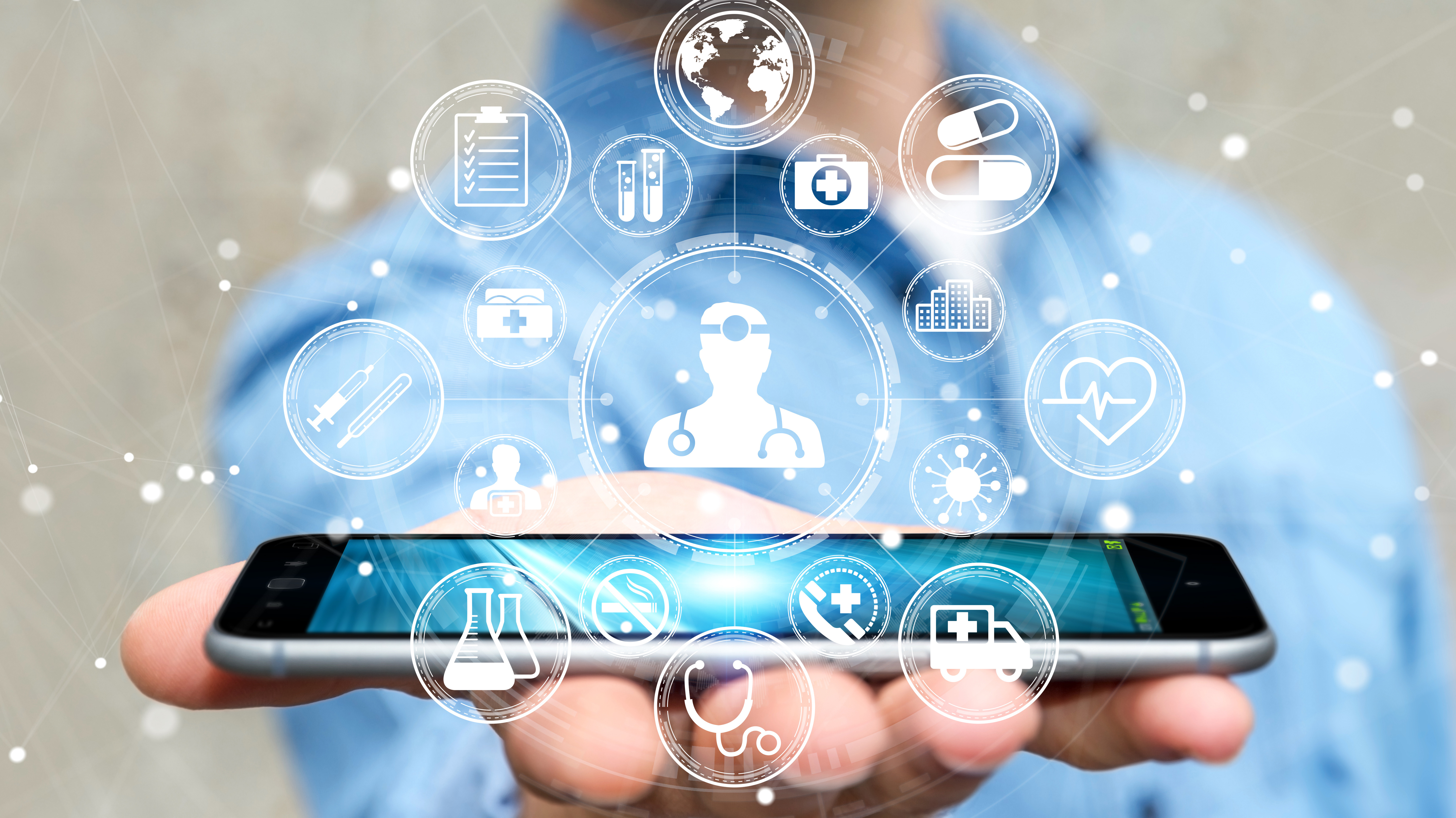 Gesundheits-App mit Kalorienanzeige Mann hält Smartphone der Kamera entgegen. Abgebildet sind medizinische Symbole.