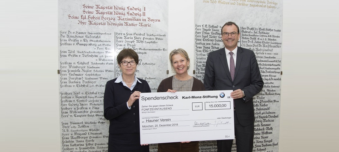 Spendenübergabe mit Sabine Schürhoff-Dobler, Guggy Borgolte und Jens Gerhardt Spendenübergabe mit Sabine Schürhoff-Dobler, Guggy Borgolte und Jens Gerhardt