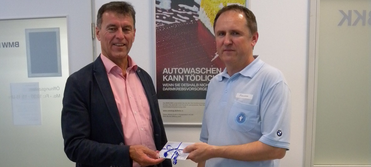 Johann Steinbauer, Leiter Abteilung Familienversicherung (links) überreicht dem Gewinner Gregor Pawelek (rechts) seinen Preis Johann Steinbauer, Leiter Abteilung Familienversicherung (links) überreicht dem Gewinner Gregor Pawelek (rechts) seinen Preis