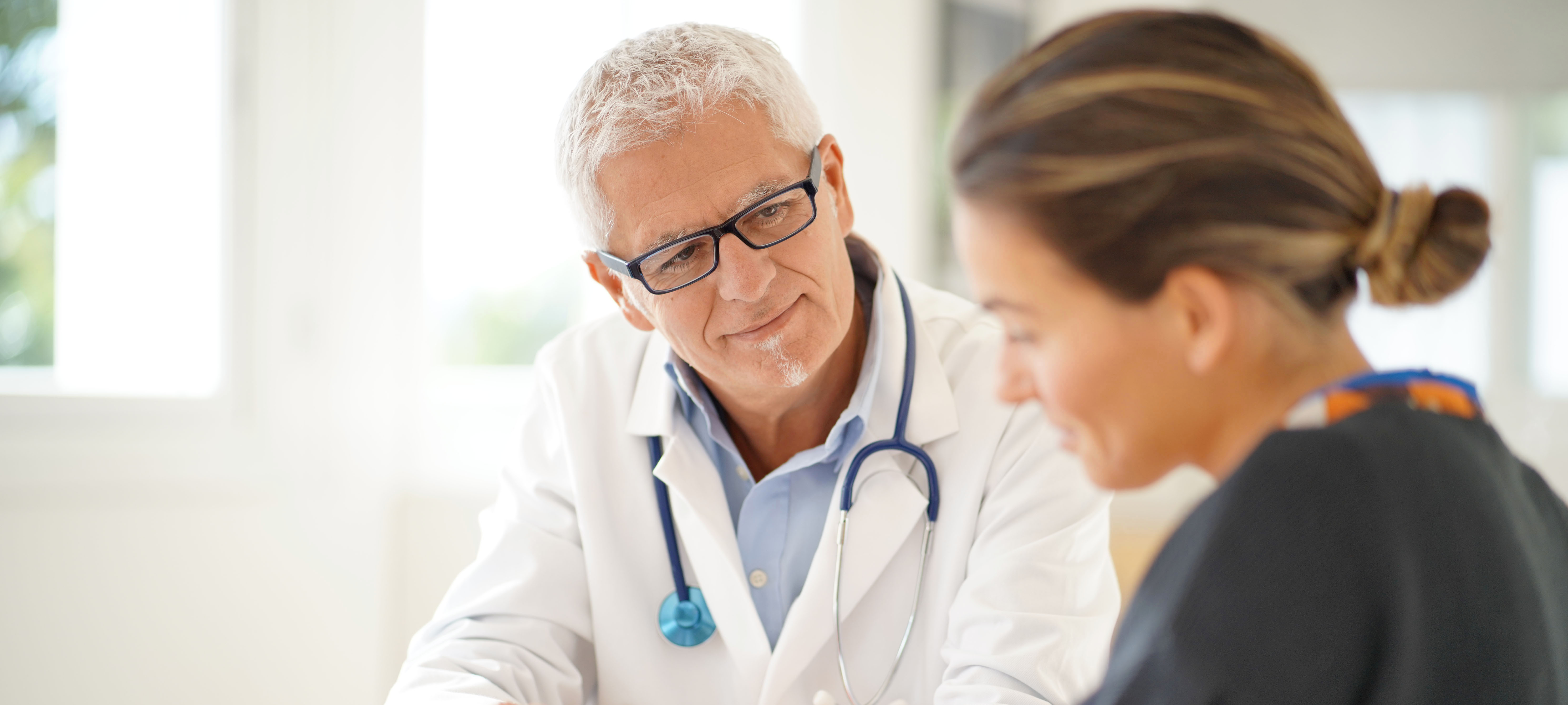 Arzt spricht mit Patientin Arzt spricht mit Patientin