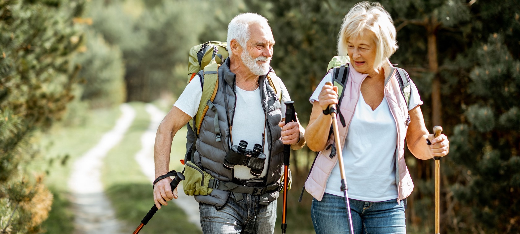 Älteres Ehe Paar ist mit Gehstöcken und Rucksäcken ausgerüstet und bereit zum Wandern. Älteres Ehe Paar ist mit Gehstöcken und Rucksäcken ausgerüstet und bereit zum Wandern.