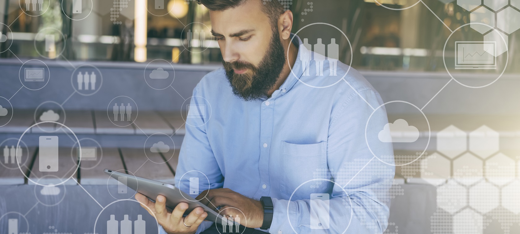 Mann mit einem digitalen Gerät in einer digitalen Wolke Mann mit einem digitalen Gerät in einer digitalen Wolke.