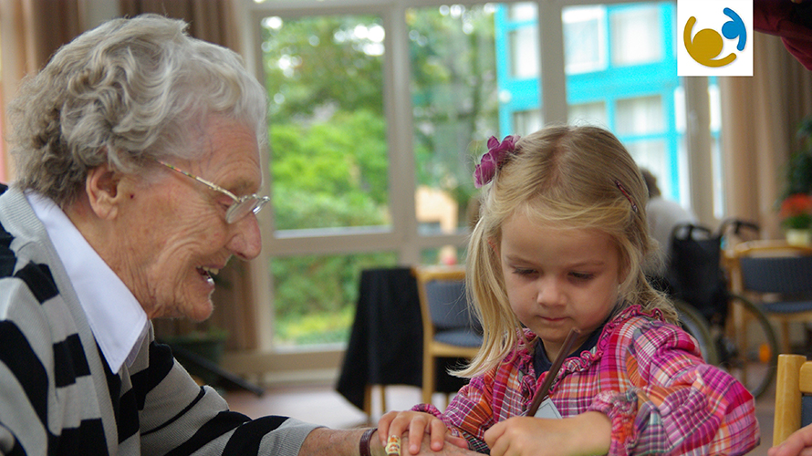 Generationsbrücke Deutschland Seniorin malt mit Mädchen